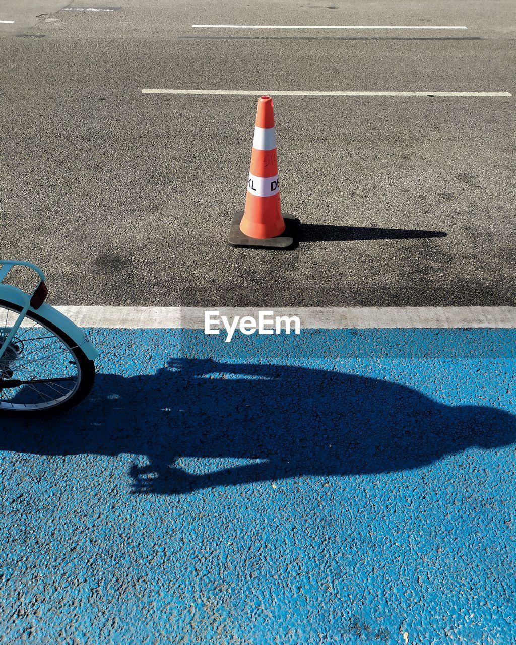 HIGH ANGLE VIEW OF BICYCLE PARKED ON ROAD