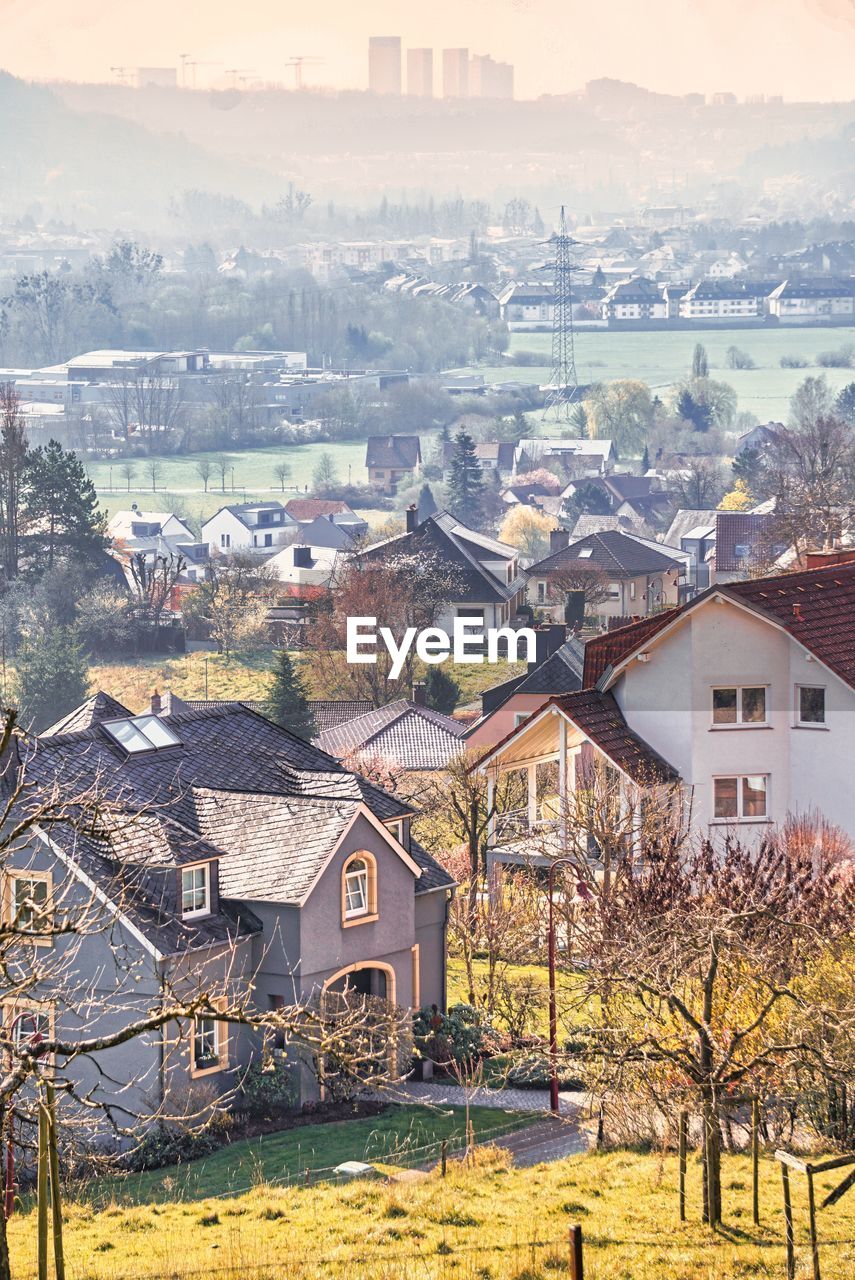 HIGH ANGLE VIEW OF TOWNSCAPE AND BUILDINGS IN CITY