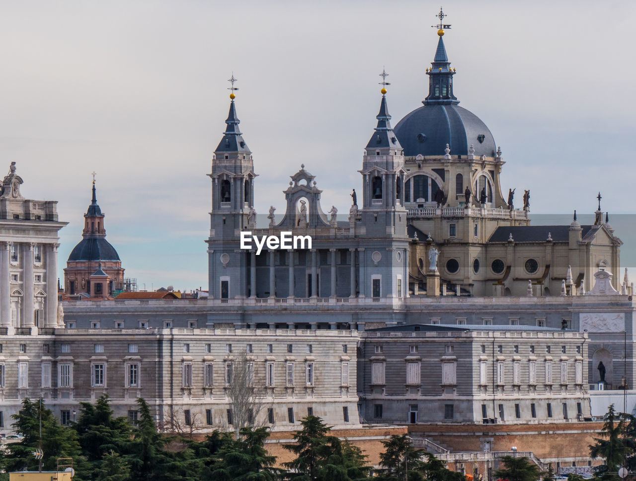 VIEW OF BUILDINGS AGAINST SKY