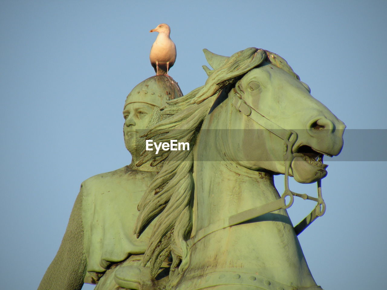 LOW ANGLE VIEW OF STATUES AGAINST CLEAR SKY