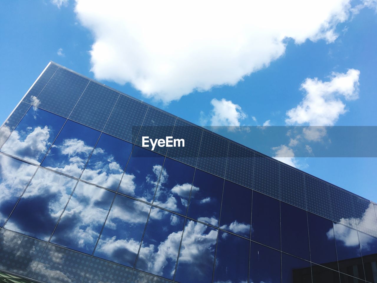 LOW ANGLE VIEW OF MODERN BUILDINGS AGAINST SKY