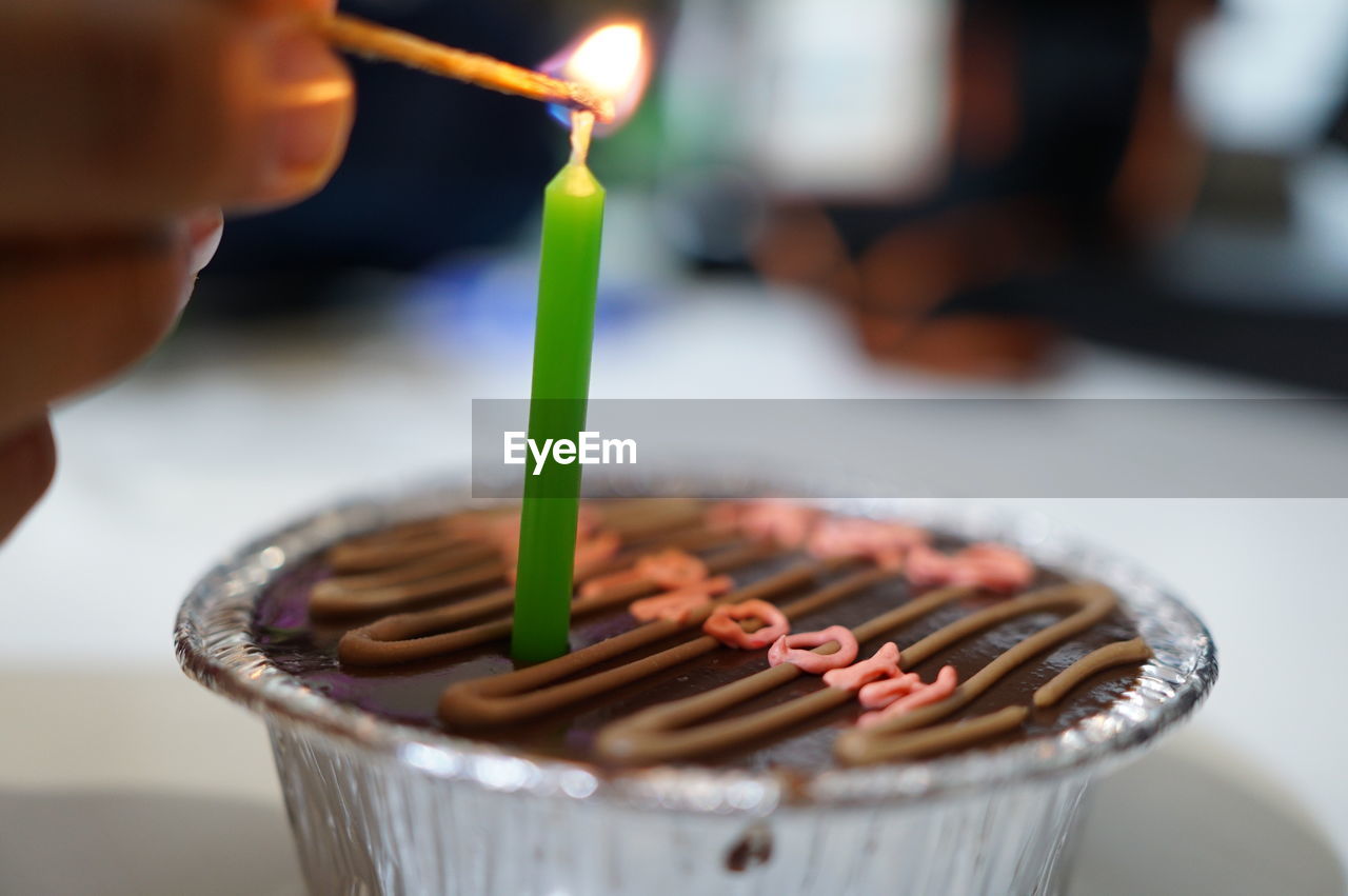 MIDSECTION OF PERSON HOLDING CAKE SLICE ON PLATE