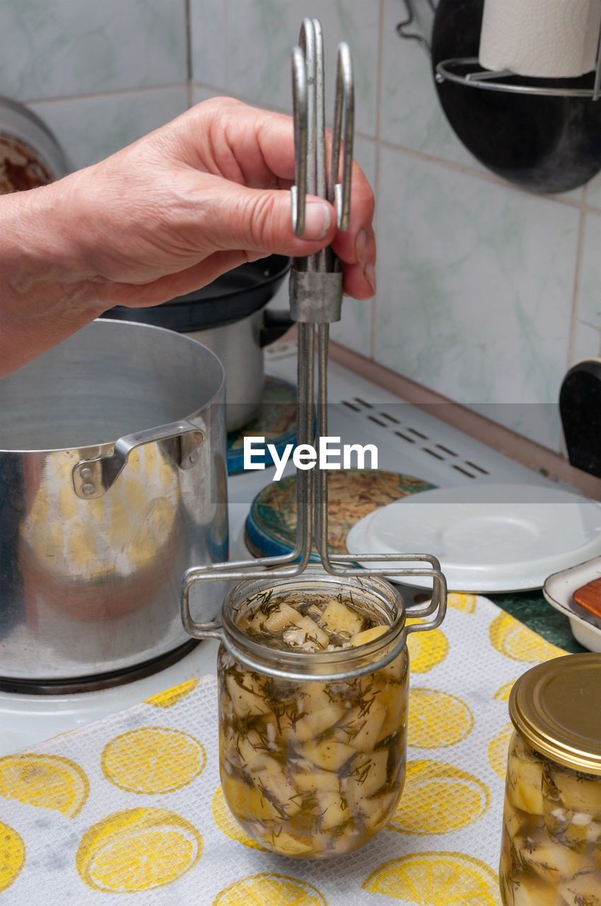 MIDSECTION OF PERSON PREPARING FOOD