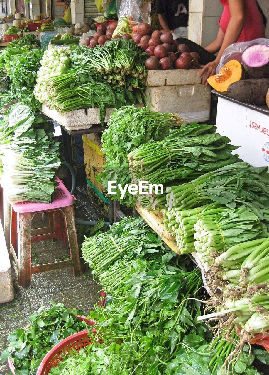 HIGH ANGLE VIEW OF VEGETABLES FOR SALE AT MARKET