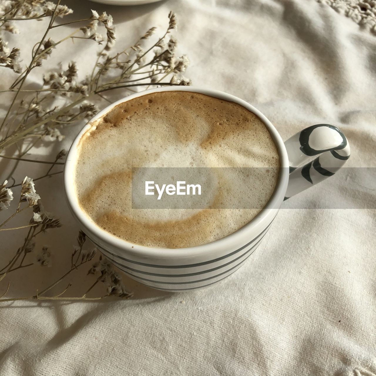 HIGH ANGLE VIEW OF COFFEE CUP AND SAUCER ON TABLE