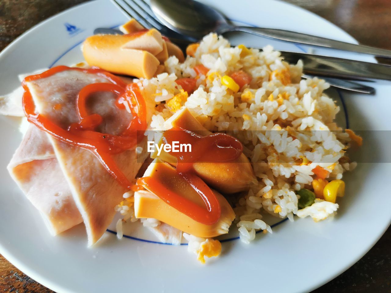 HIGH ANGLE VIEW OF BREAKFAST SERVED IN PLATE ON TABLE