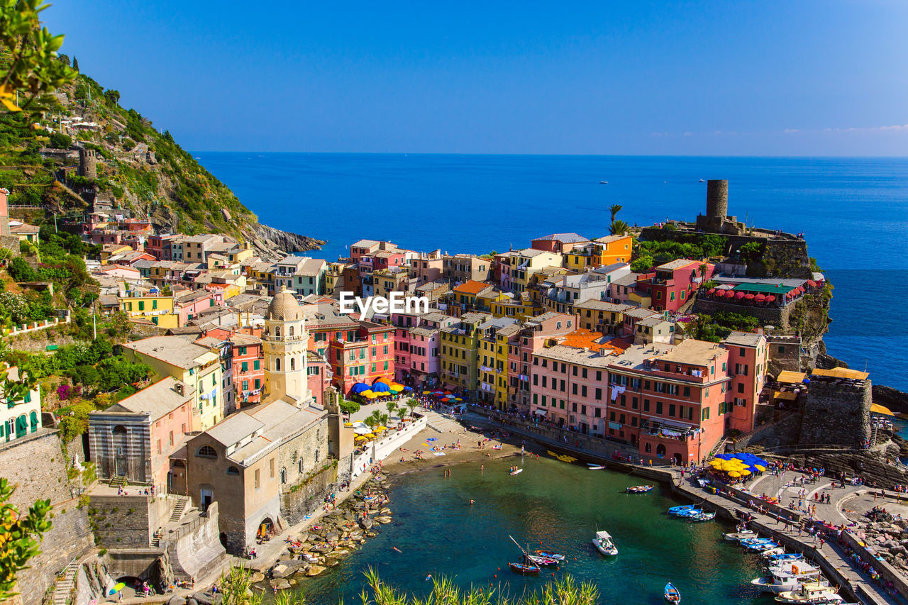 HIGH ANGLE VIEW OF BUILDINGS IN SEA