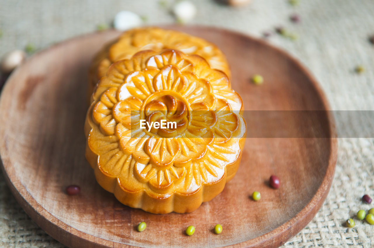 HIGH ANGLE VIEW OF LEMON IN PLATE ON TABLE