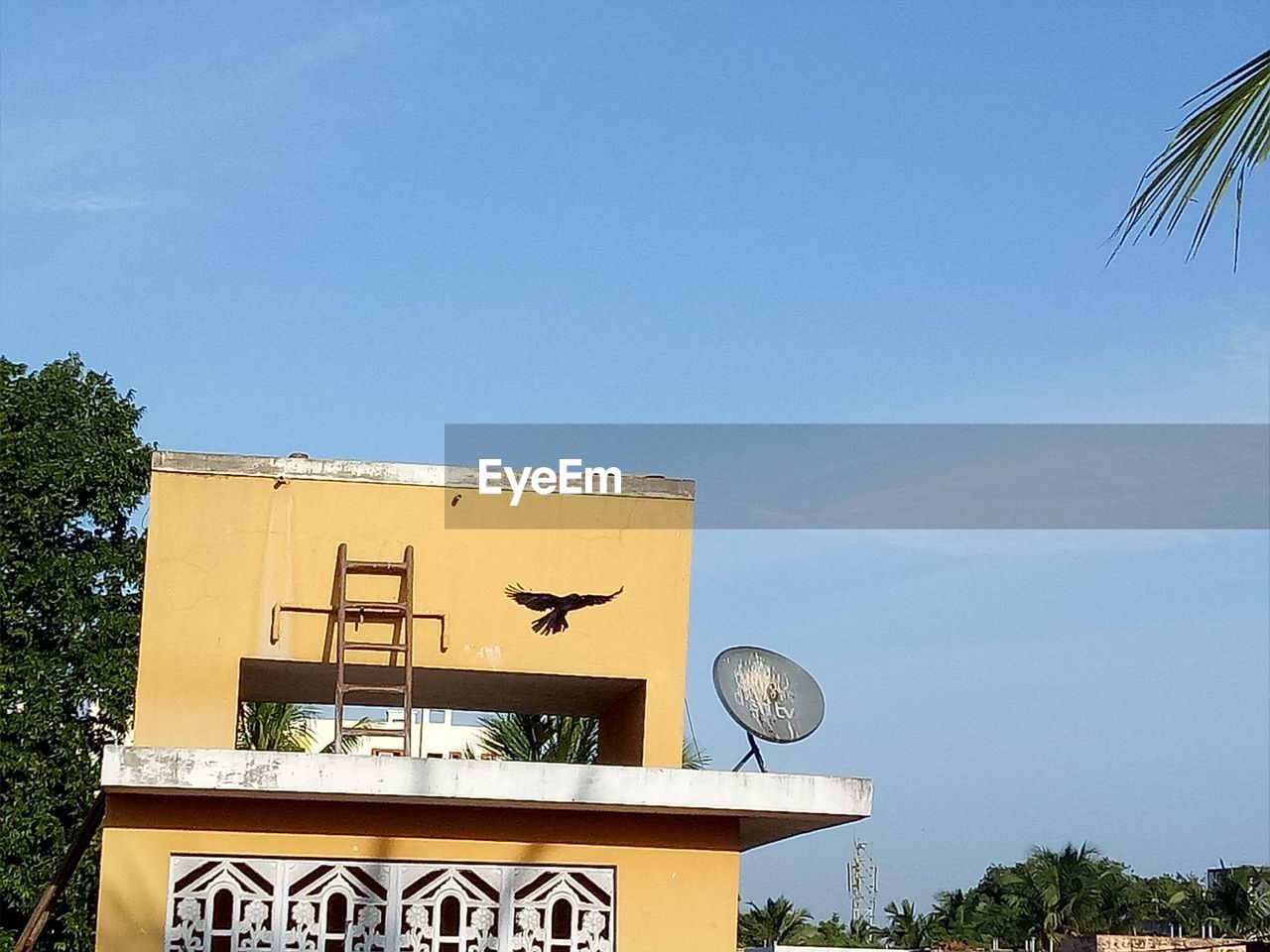 LOW ANGLE VIEW OF BUILDING AGAINST CLEAR SKY