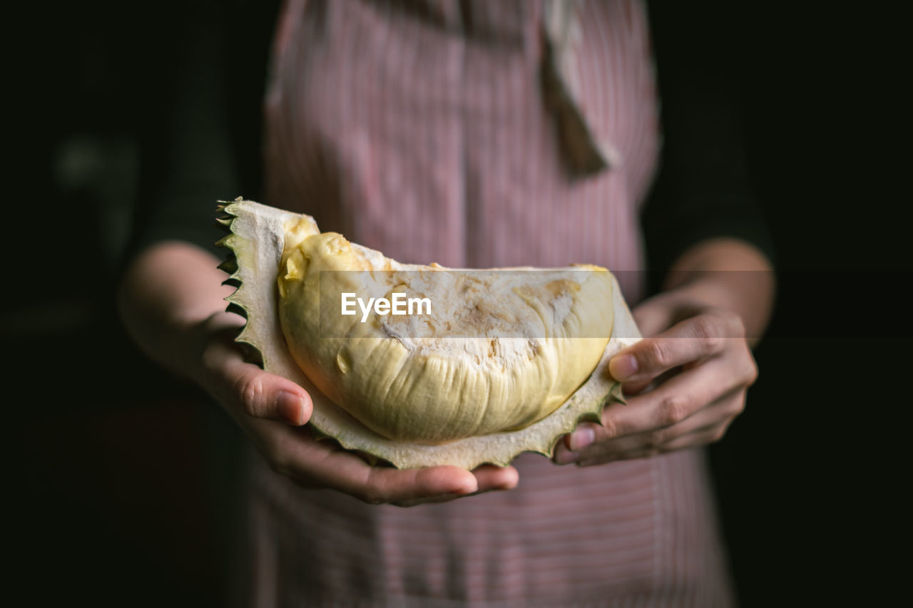 CLOSE-UP OF WOMAN HOLDING FOOD