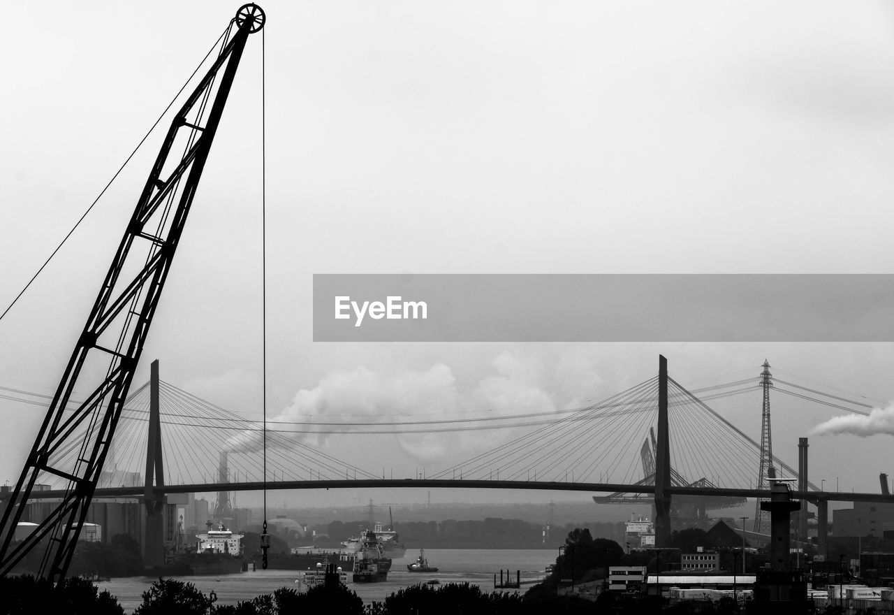 Kohlbrand bridge over river against sky