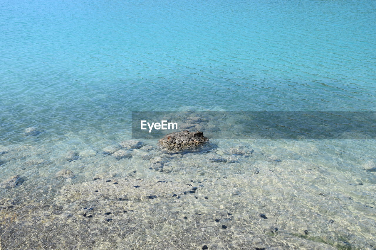 HIGH ANGLE VIEW OF A SEA