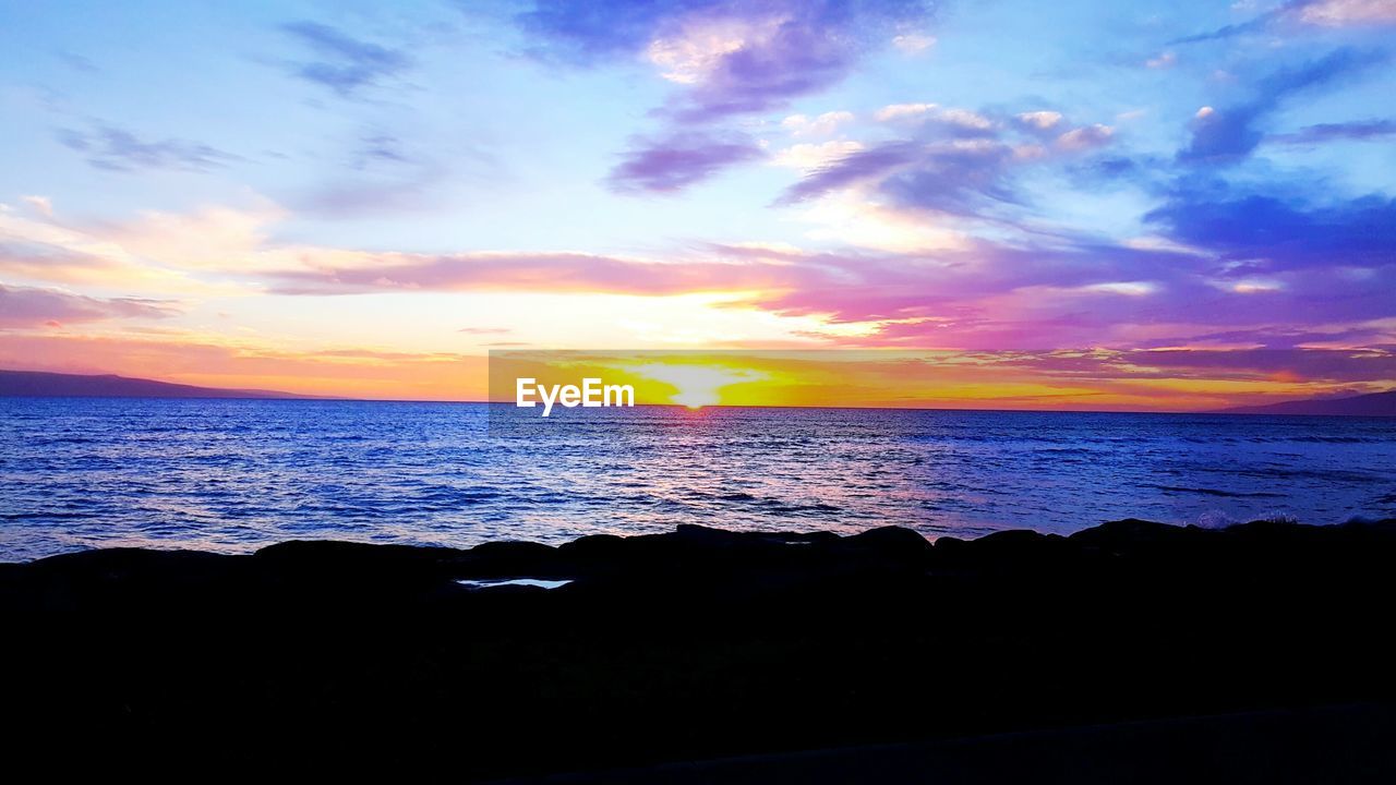 SCENIC VIEW OF DRAMATIC SKY OVER SEA