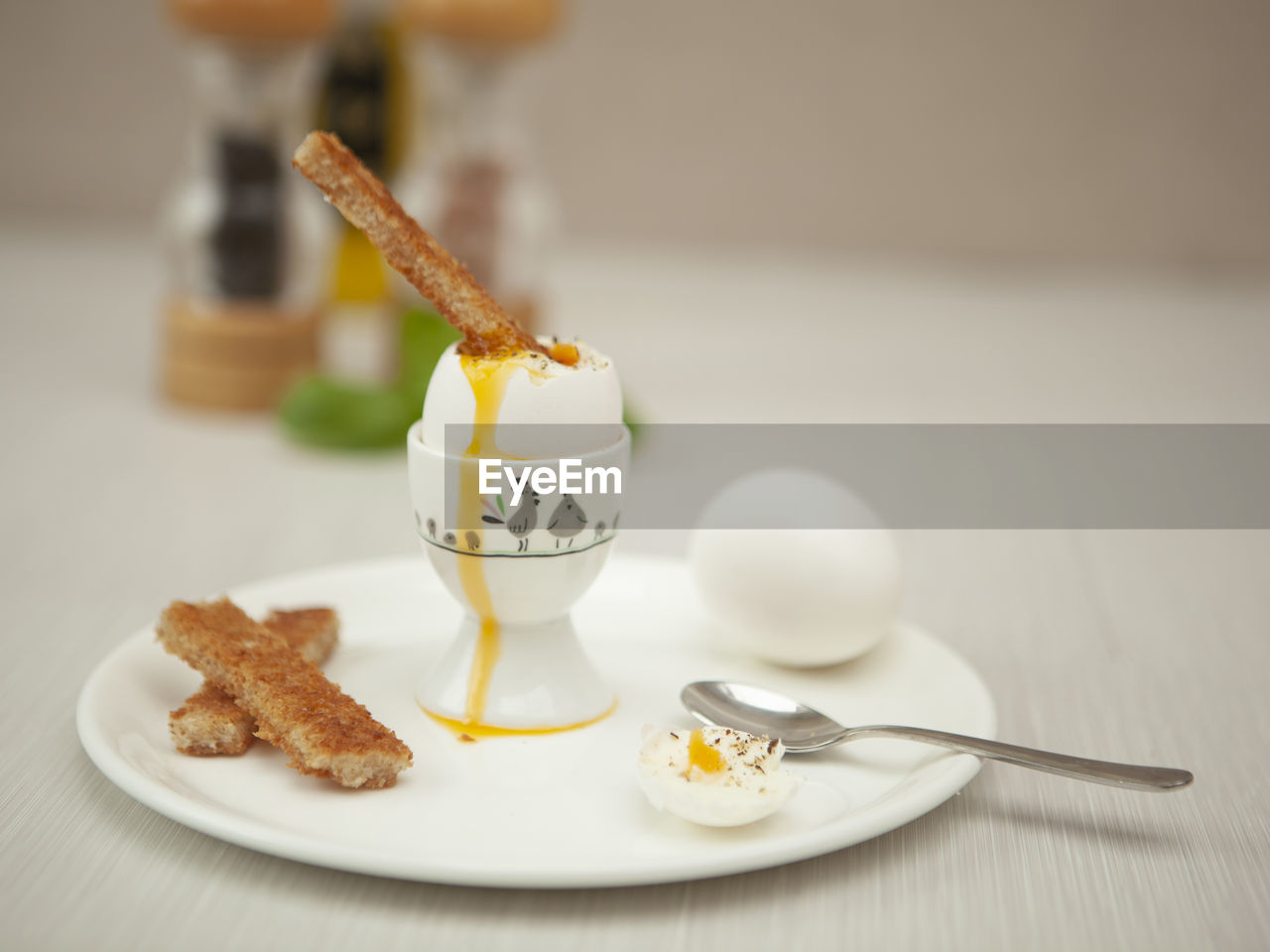 CLOSE-UP OF BREAKFAST SERVED ON PLATE