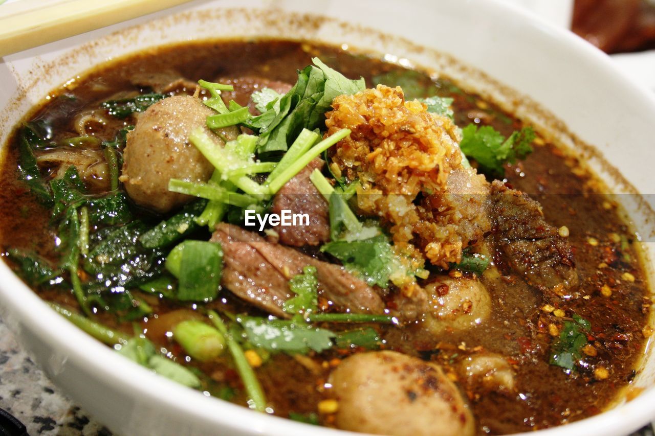 HIGH ANGLE VIEW OF SOUP IN BOWL ON TABLE