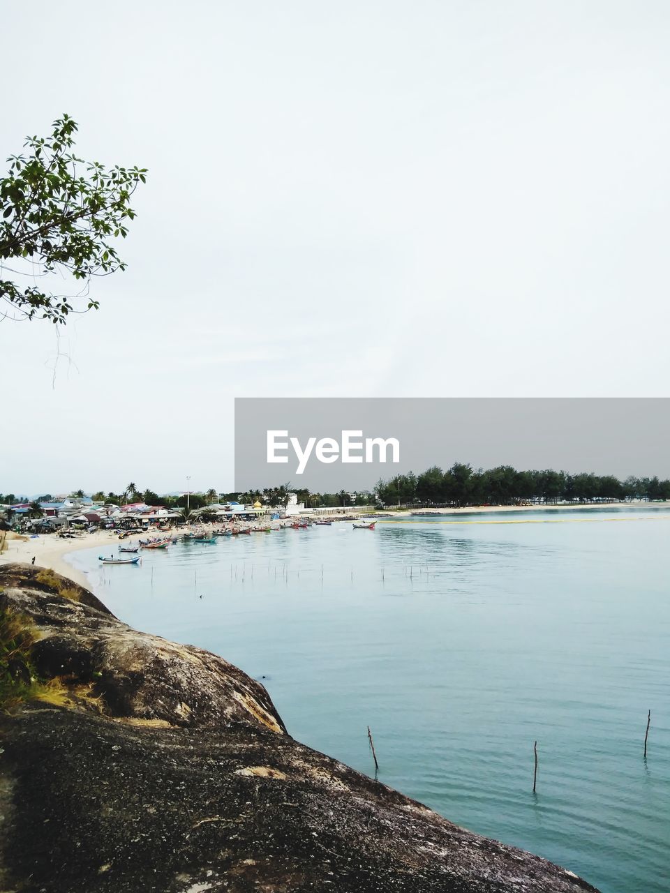 IDYLLIC VIEW OF LAKE AGAINST CLEAR SKY