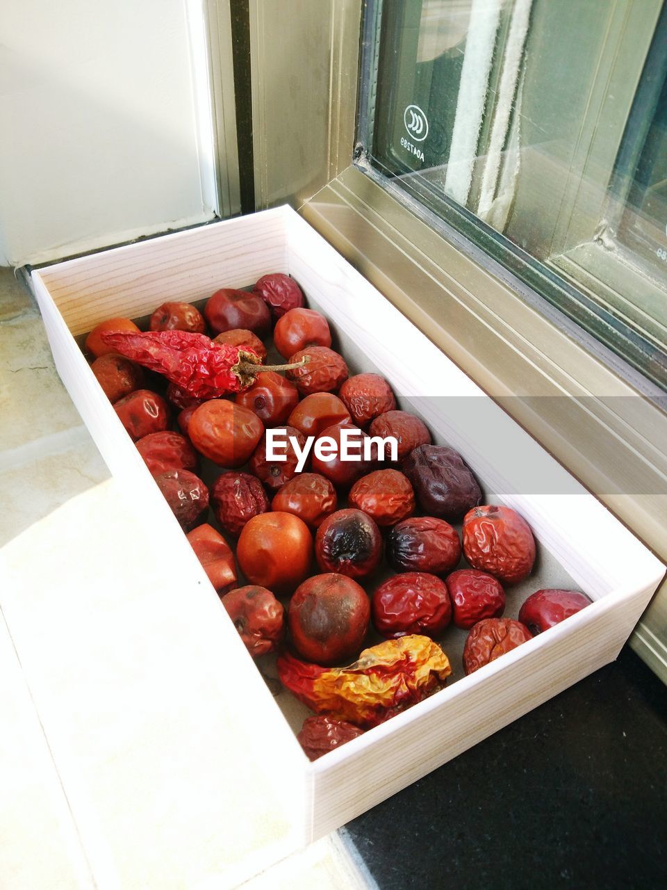 HIGH ANGLE VIEW OF FRUITS IN BOX IN CRATE