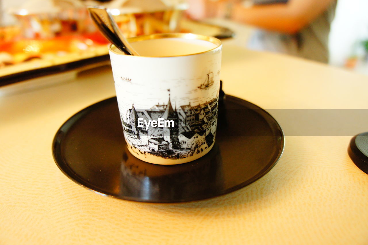 CLOSE-UP OF COFFEE IN CUP ON TABLE