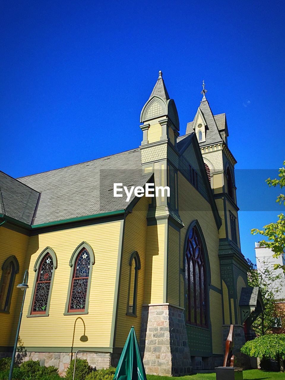 LOW ANGLE VIEW OF TEMPLE AGAINST CLEAR BLUE SKY