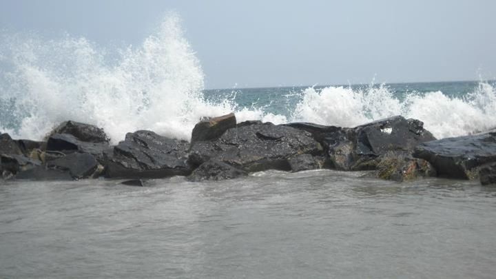 WAVES SPLASHING ON ROCKS AT SEA