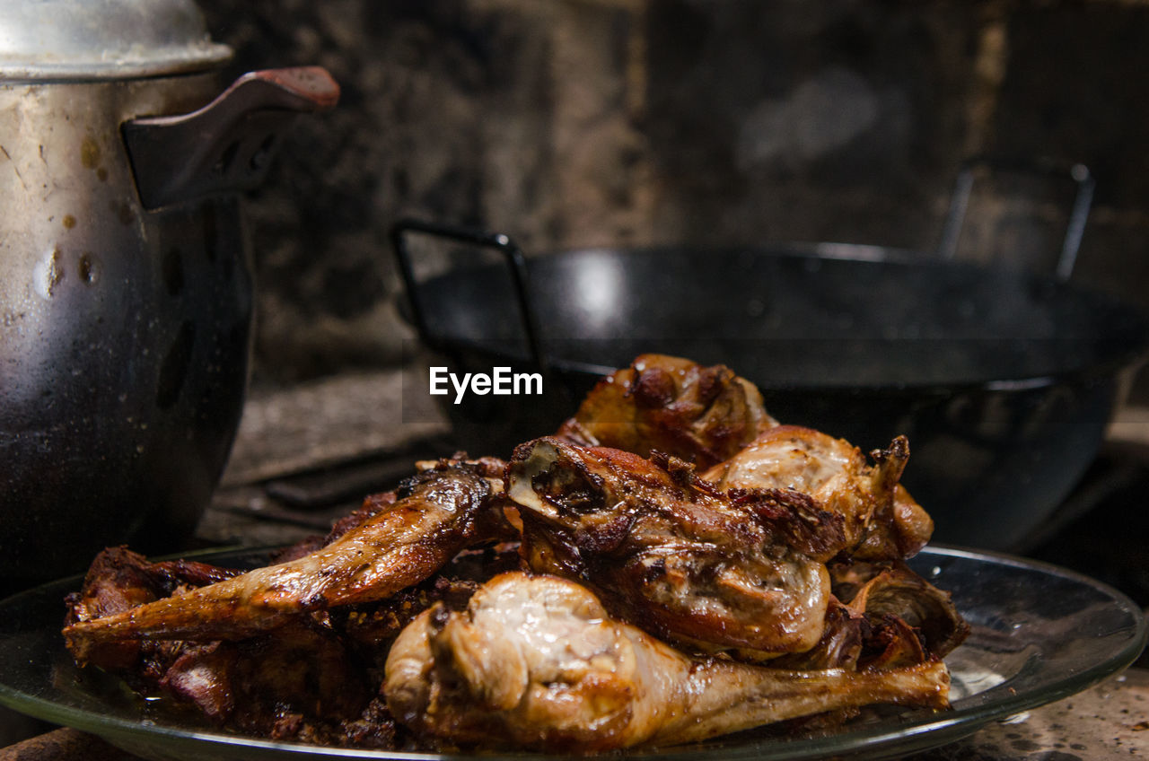 CLOSE-UP OF MEAT IN COOKING PAN