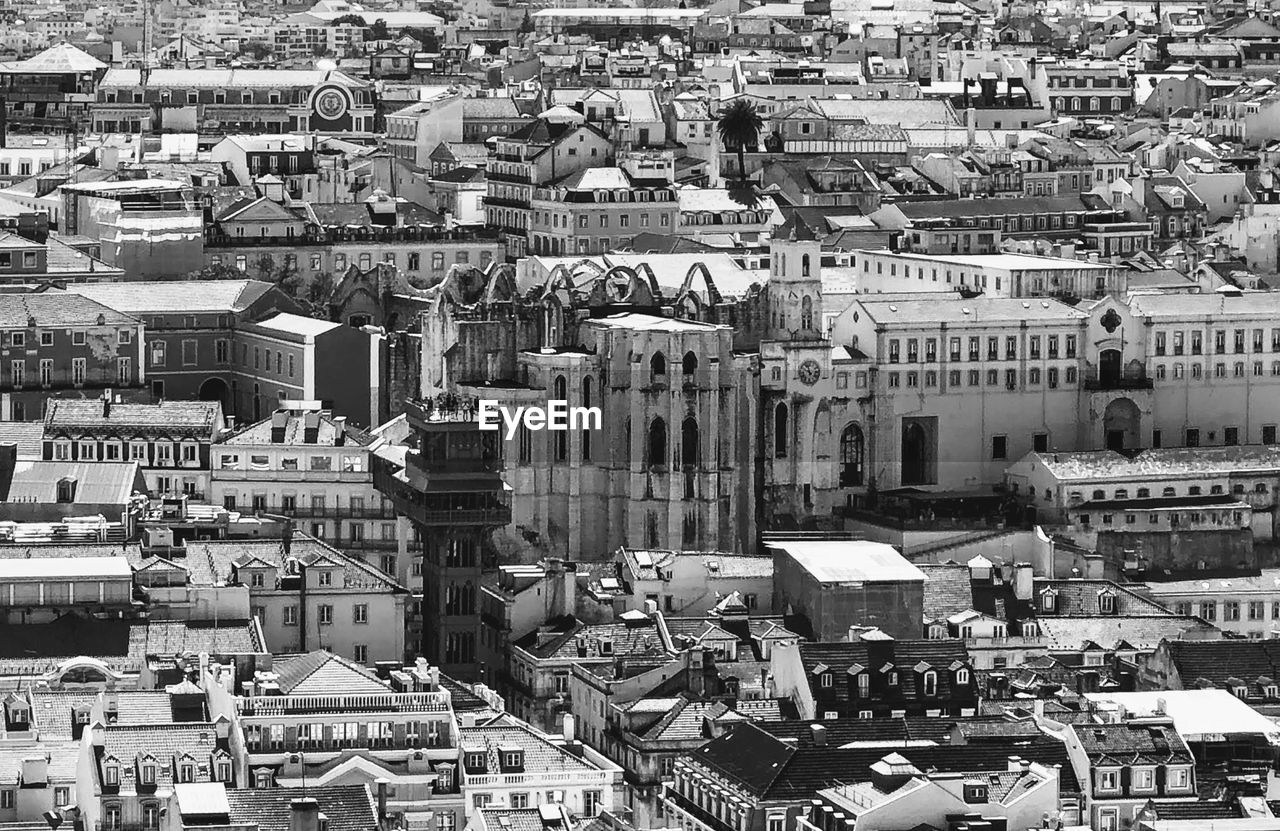 HIGH ANGLE VIEW OF TOWNSCAPE AGAINST SKY