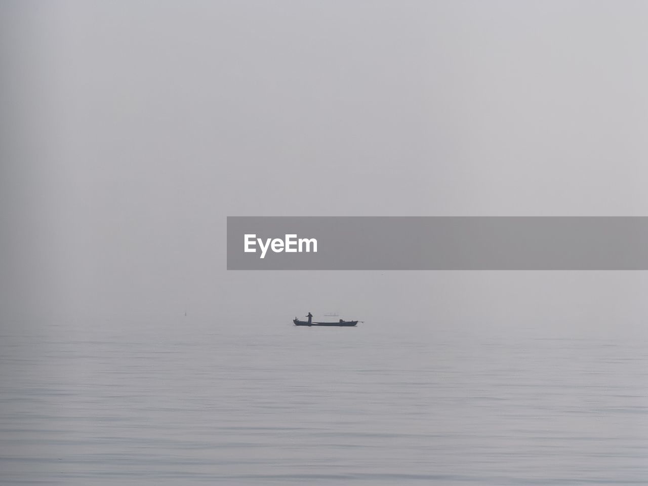 SHIP SAILING IN SEA AGAINST SKY