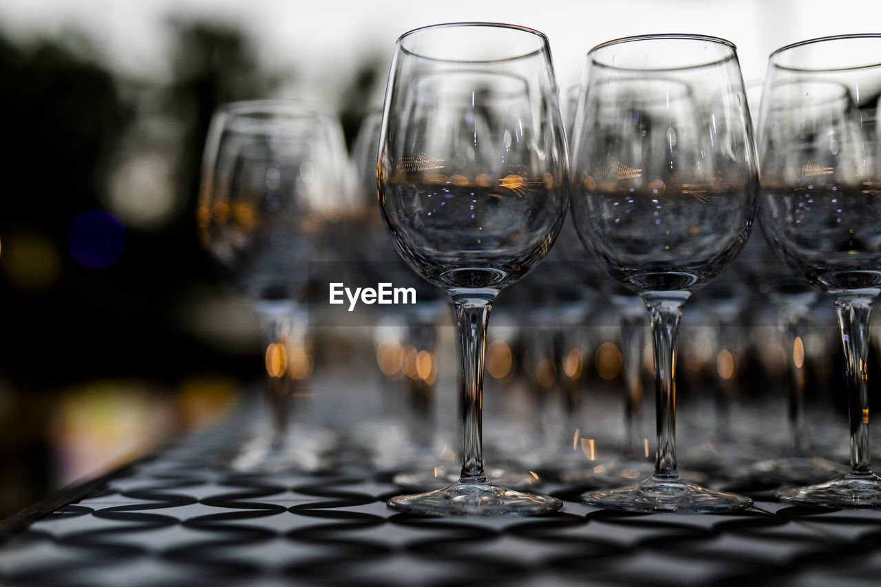 CLOSE-UP OF WINE IN GLASS