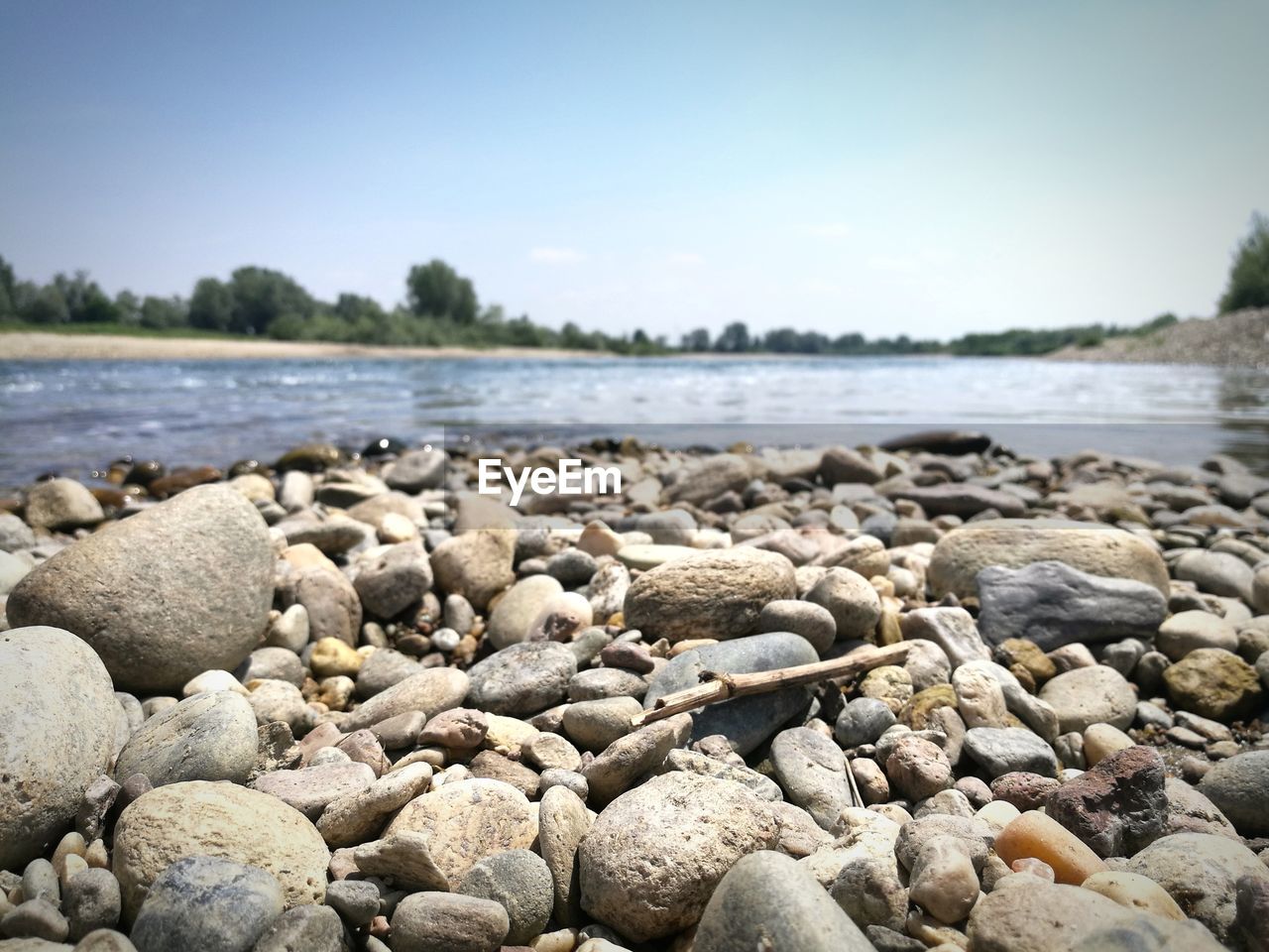 CLOSE-UP OF PEBBLES ON BEACH