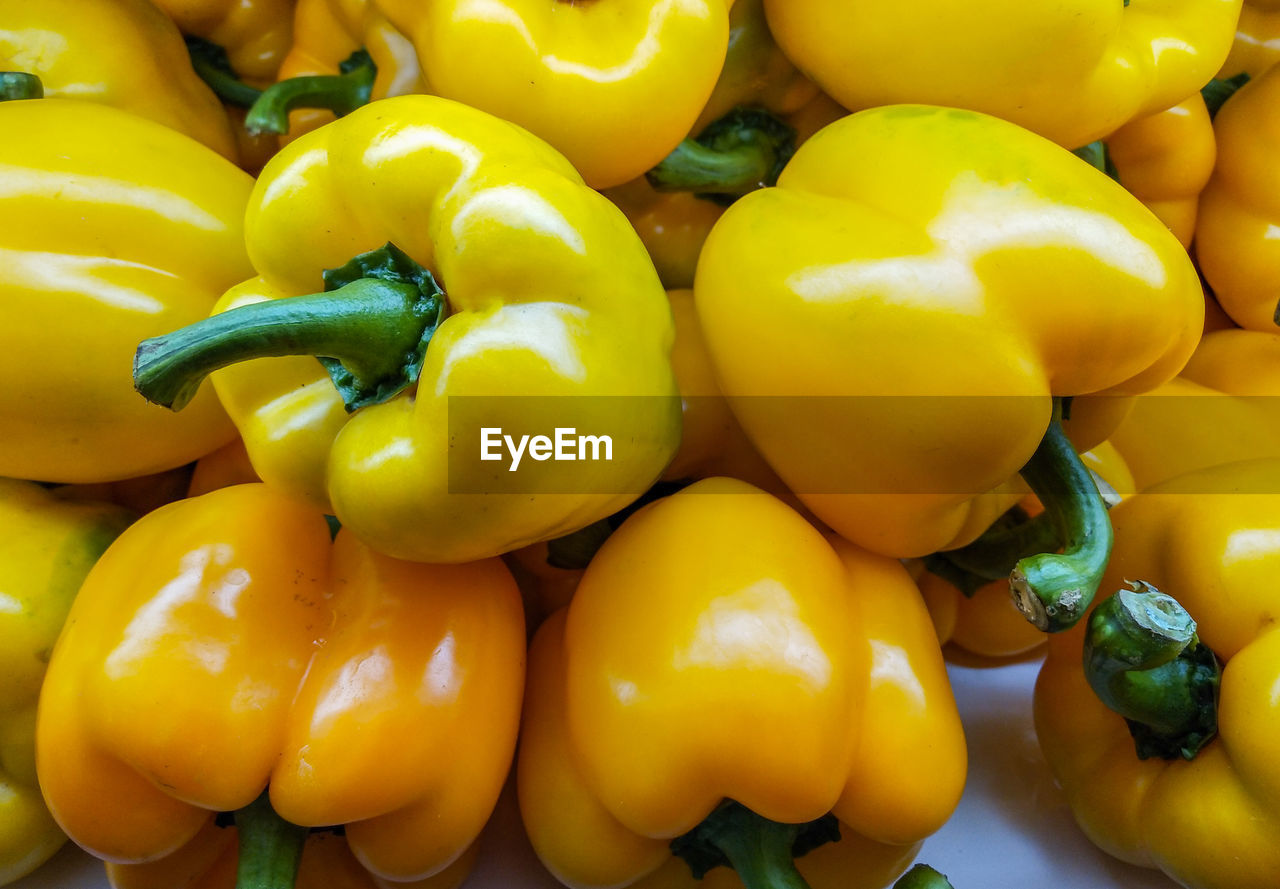 CLOSE-UP OF YELLOW BELL PEPPERS IN MARKET