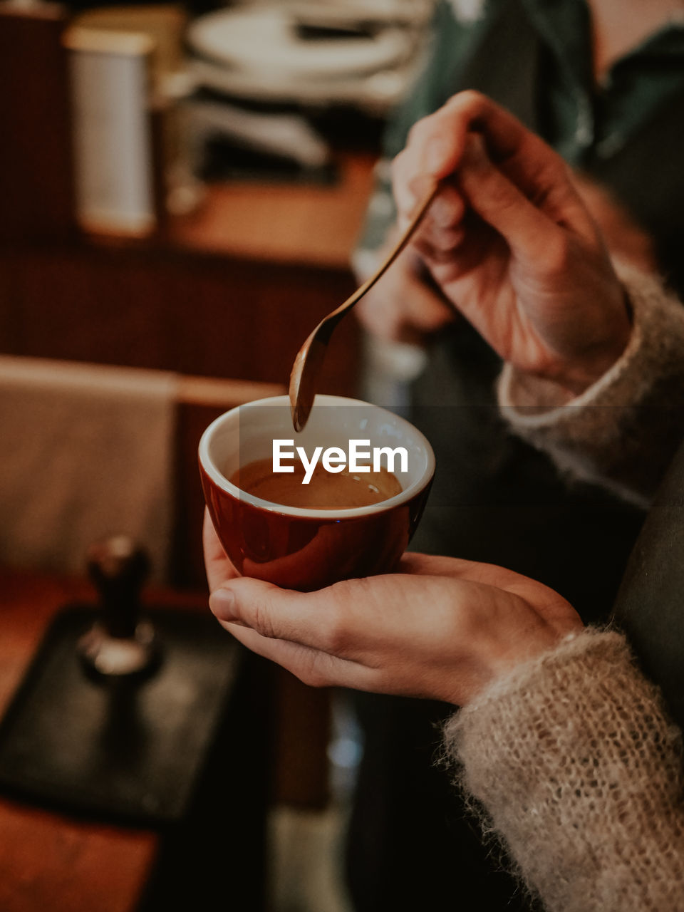 MIDSECTION OF MAN HOLDING COFFEE