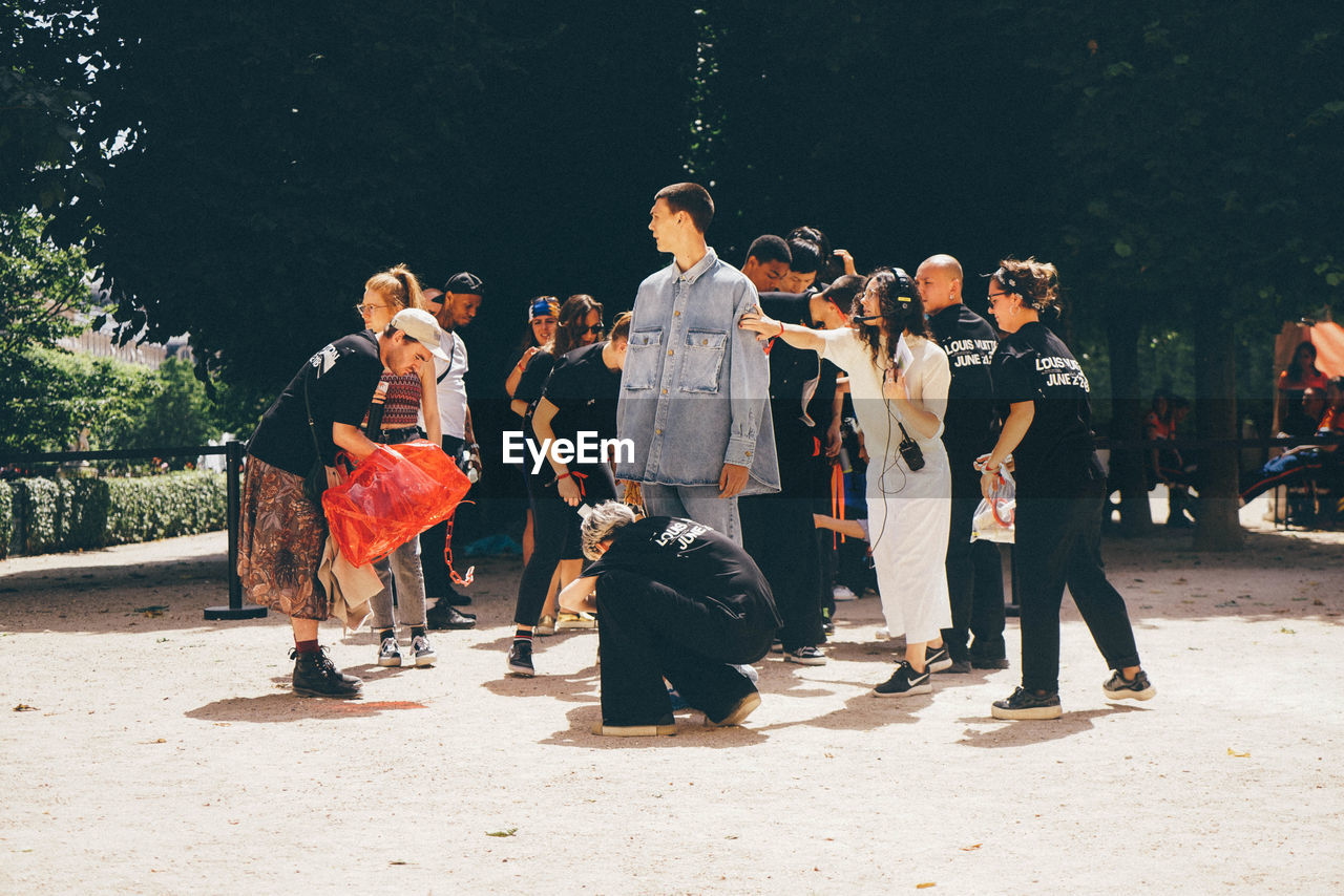 GROUP OF PEOPLE IN TRADITIONAL FESTIVAL