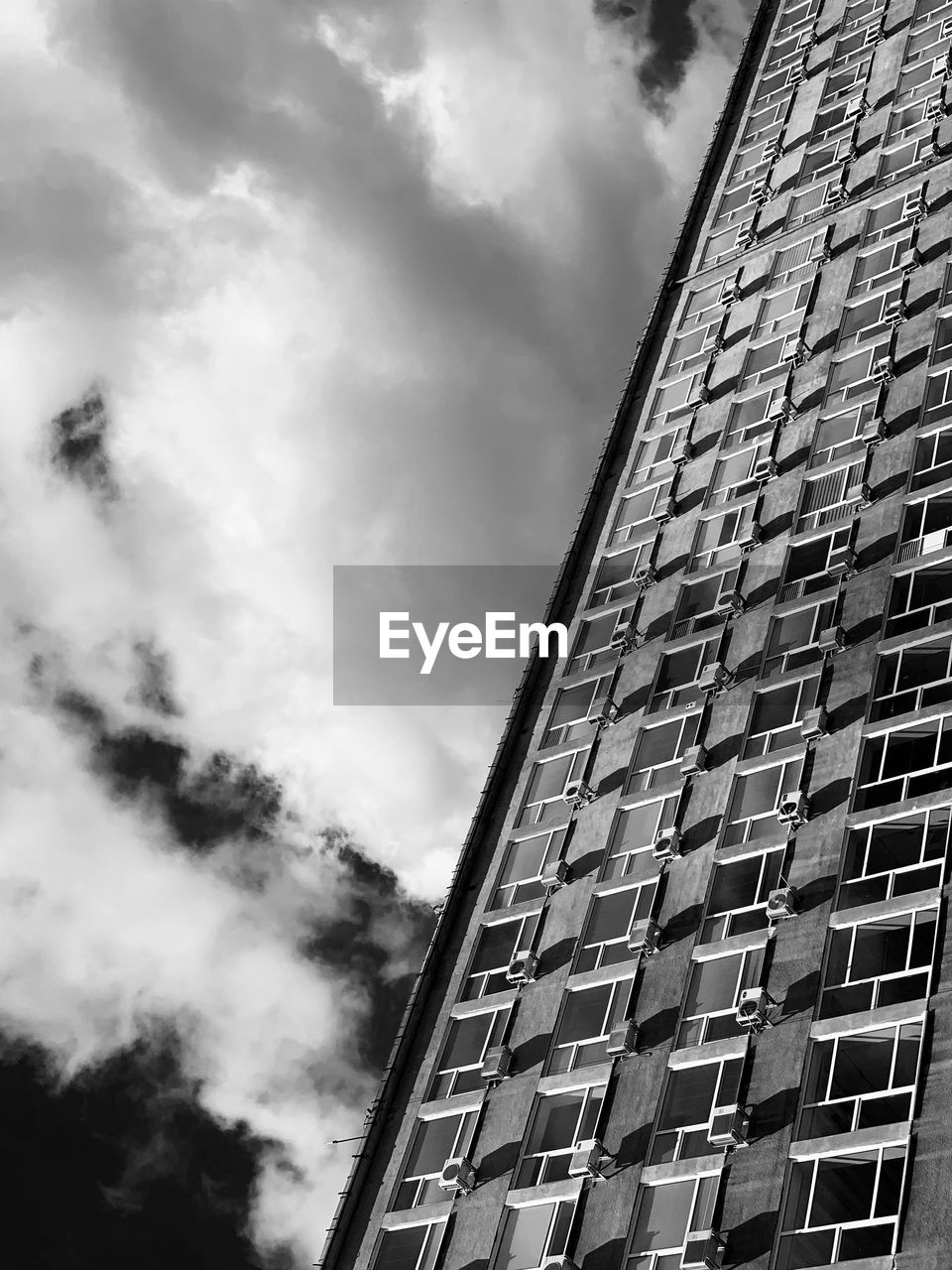 LOW ANGLE VIEW OF GLASS BUILDING AGAINST SKY