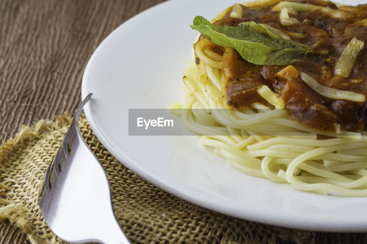 CLOSE-UP OF NOODLES SERVED IN PLATE