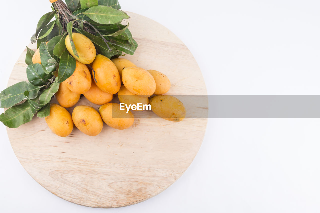 CLOSE-UP OF FRUITS IN PLATE