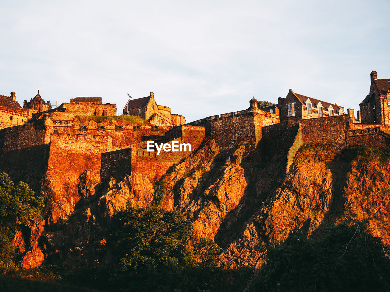 LOW ANGLE VIEW OF HISTORIC BUILDINGS AGAINST SKY