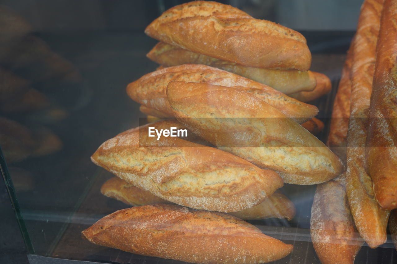 HIGH ANGLE VIEW OF BREAD ON TABLE AT KITCHEN