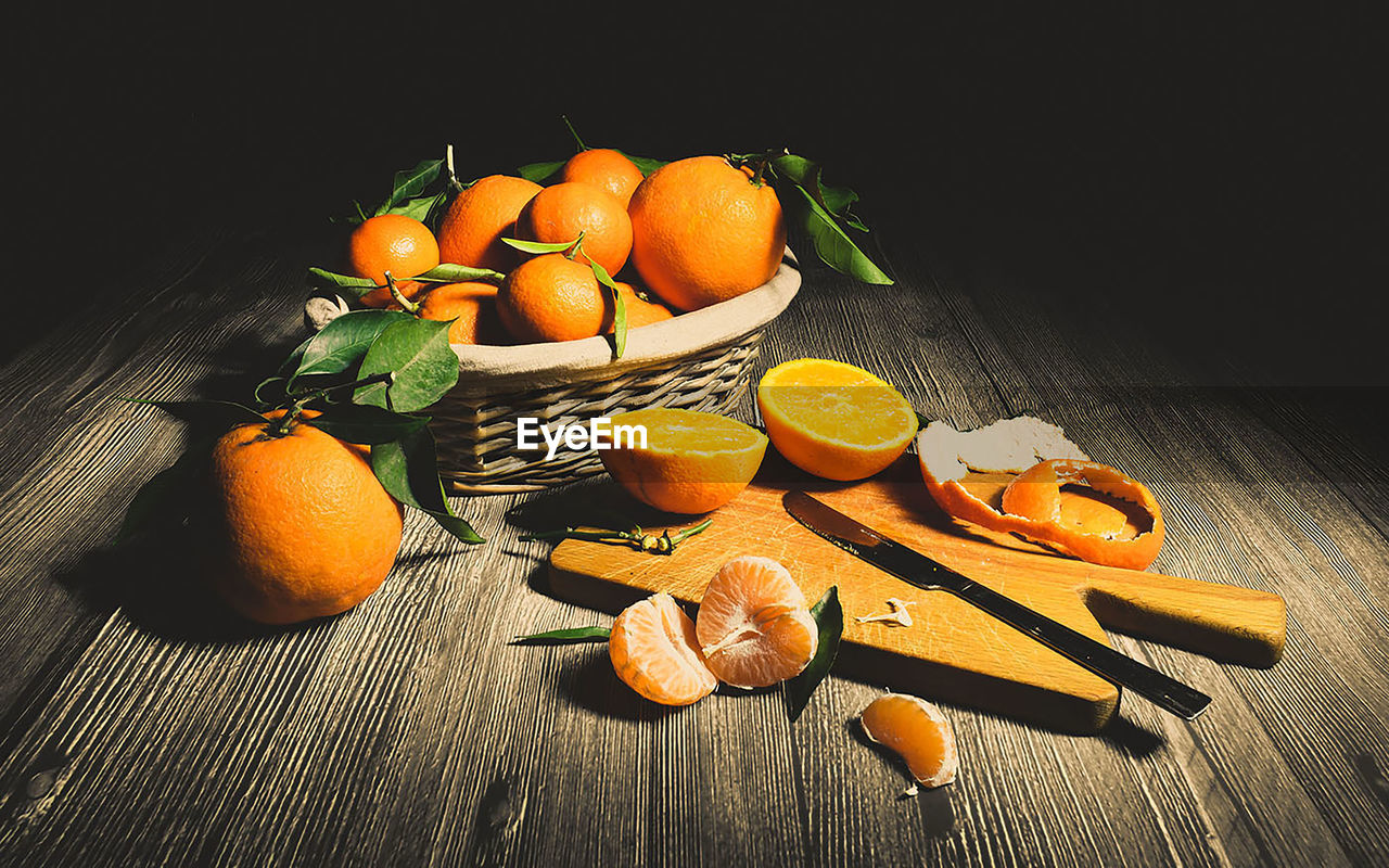 HIGH ANGLE VIEW OF ORANGES ON TABLE