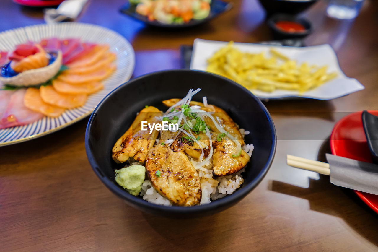 HIGH ANGLE VIEW OF FOOD SERVED IN PLATE