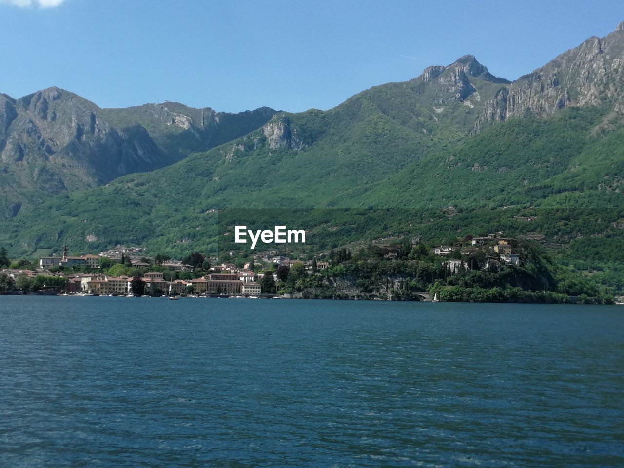 SCENIC VIEW OF SEA BY MOUNTAINS AGAINST SKY