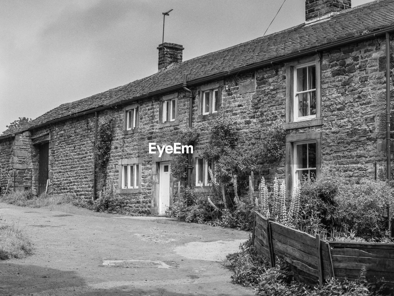 VIEW OF HOUSE AGAINST SKY