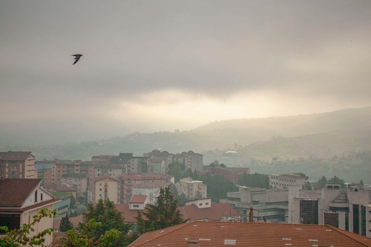 HIGH ANGLE VIEW OF TOWNSCAPE AGAINST SKY IN CITY