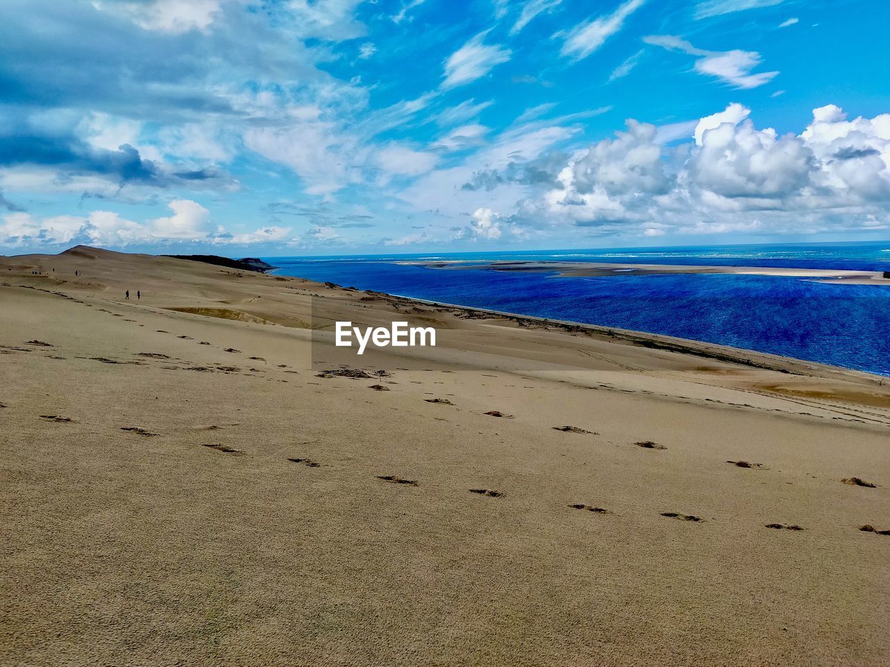 SCENIC VIEW OF SEA AGAINST BLUE SKY