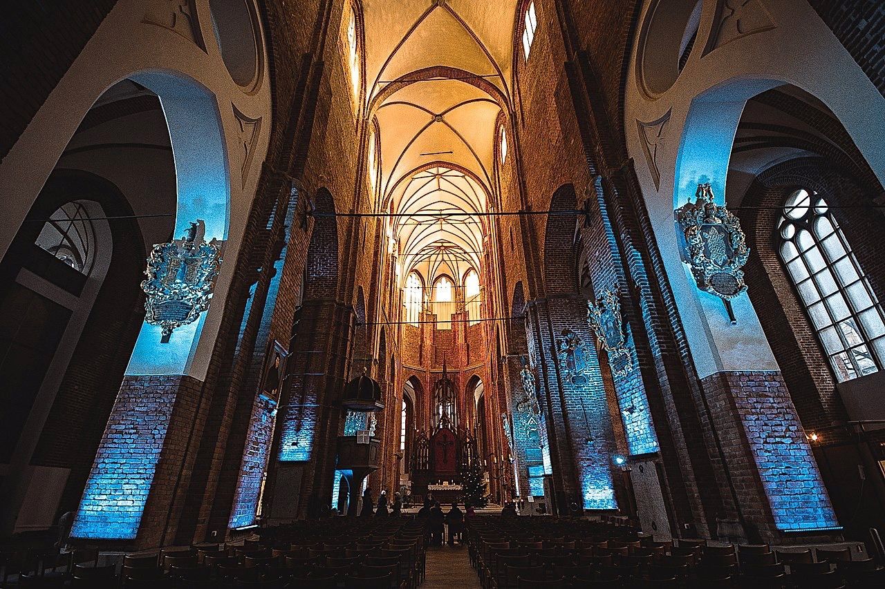 LOW ANGLE VIEW OF ILLUMINATED CEILING