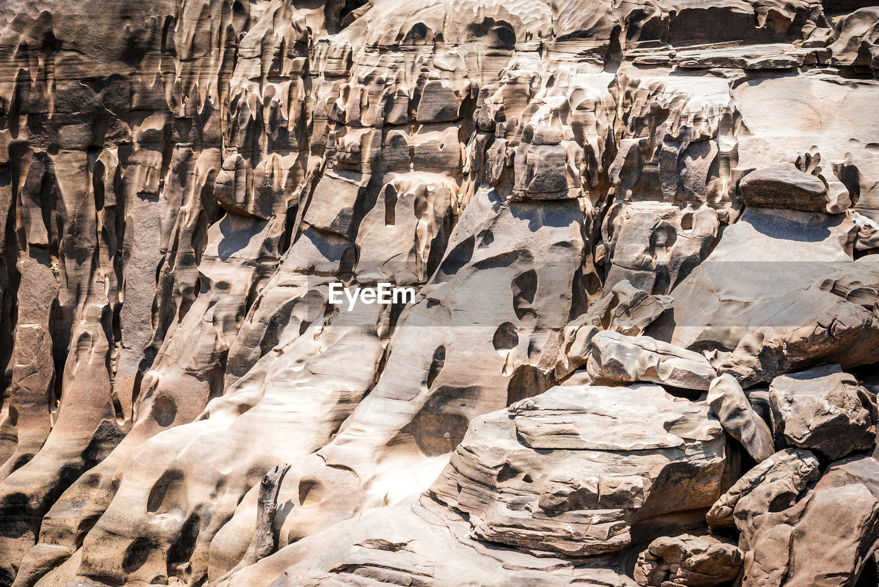 FULL FRAME SHOT OF ROCKS