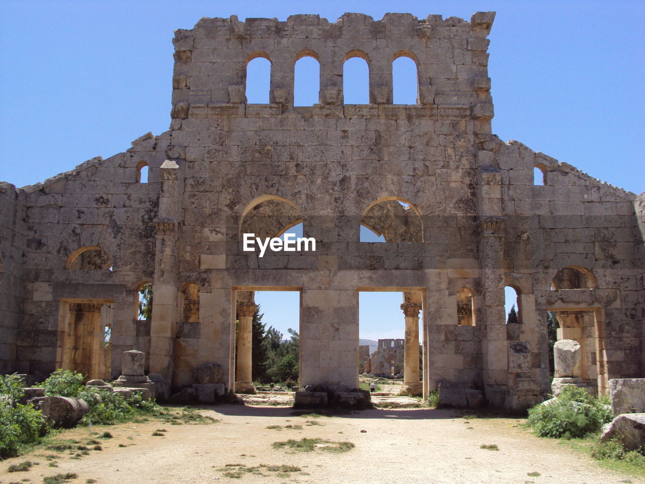 Old ruin building against sky