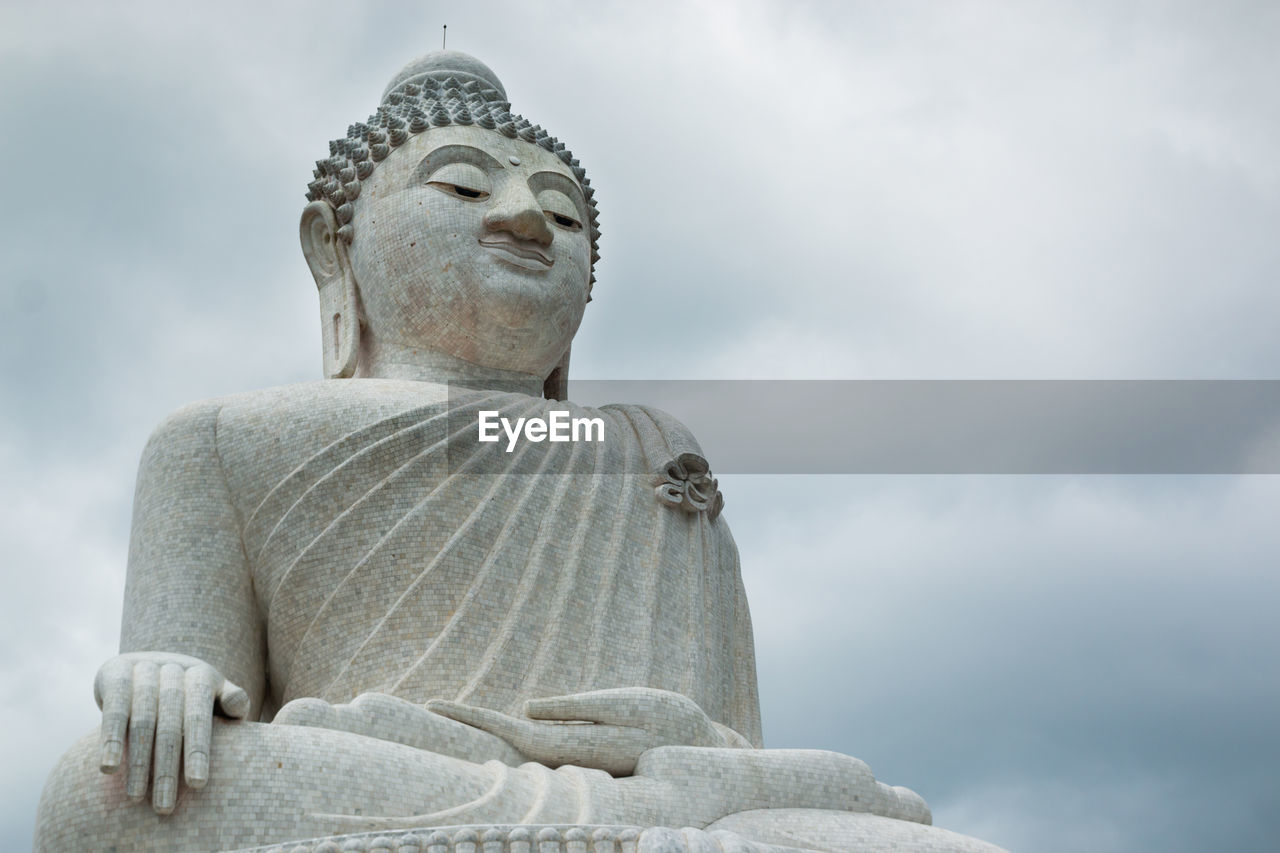 LOW ANGLE VIEW OF STATUE AGAINST THE SKY