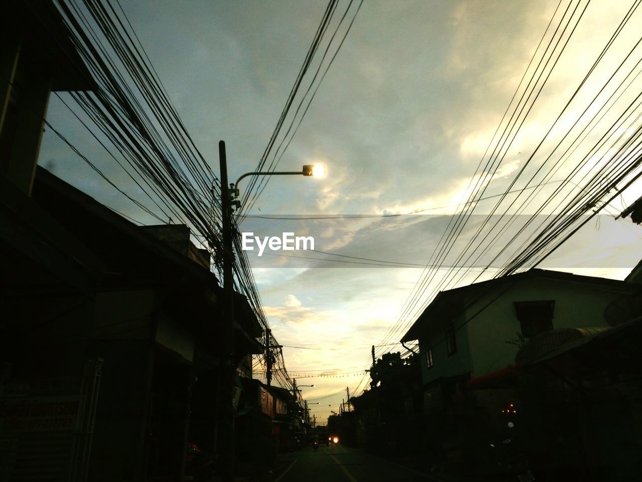 LOW ANGLE VIEW OF SILHOUETTE BUILDINGS AGAINST SKY DURING SUNSET