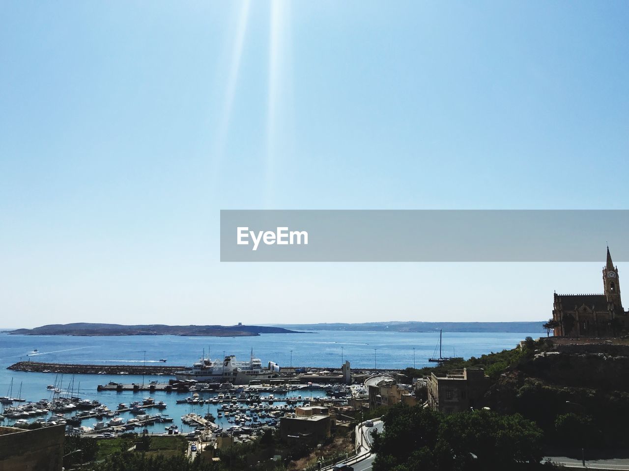 AERIAL VIEW OF TOWN BY SEA AGAINST CLEAR SKY