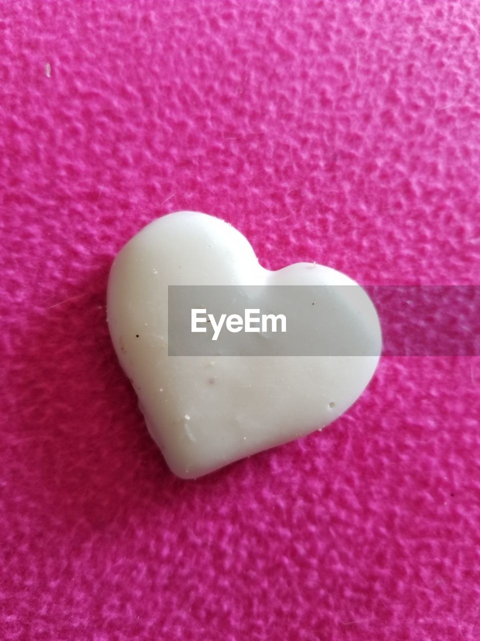 HIGH ANGLE VIEW OF HEART SHAPE ON PINK PETALS